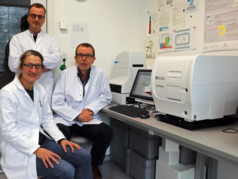 Mit der Anschaffung von „Seahorse“ kann das Wissenschaftlerteam um Prof. Dr. Jörg Bergemann (rechts) seine Forschung im Bereich der mitochondrialen Medizin voranbringen. „Gerade mit Blick