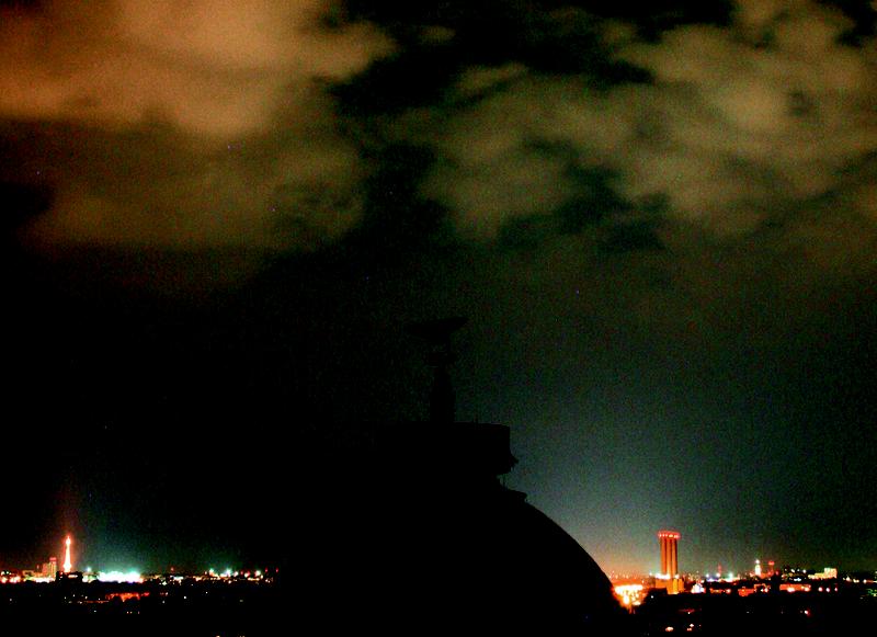 Der Himmel über Berlin bei Nacht