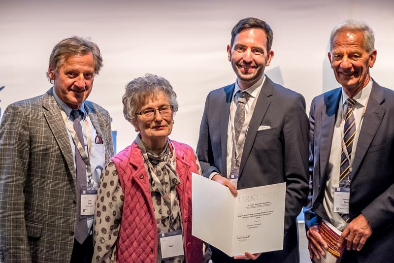 Preisträger PD Dr. Johannes Neumann (2. v. r.) mit der Stifterin Lieselotte Becht und Prof. Dr. Armin Welz (ganz l.) (DSHF) und DGK-Präsident Prof.  Dr. Andreas Zeiher auf dem Herbstkongress.