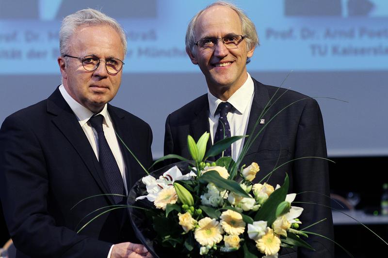 Universitätspräsident Professor Dr. Helmut J. Schmidt (li.) mit seinem Nachfolger Professor Poetzsch-Heffter.