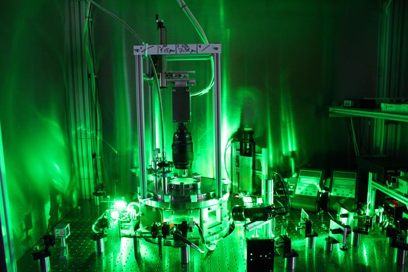 Das Laserexperiment der Kieler Physiker erlaubt es, das dynamische Verhalten aller Partikel gleichzeitig und in Echtzeit zu messen.