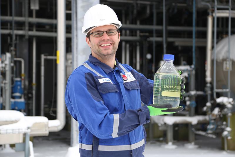 Paul Tischer vom IEC mit einem Behälter CO2-neutralen Benzins.