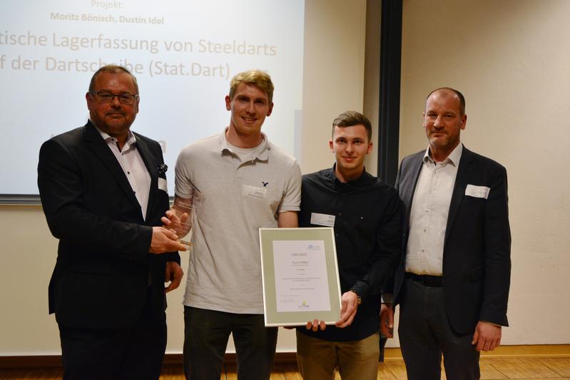 Die Gewinner des diesjährigen AppliedIdea-Ideenwettbewerbs: Moritz Bönisch (2. v. l.) und Dustin Idel (3.v.l.) mit Jurymitglied Prof. Dr. Tino Michalski (l.) und Vizepräsident Prof. Dr. René Thiele.