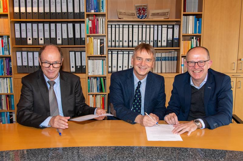 Kooperieren zukünftig (v.l.): Horst Schmieder (KWA Vorstand), Prof. Dr. Horst Kunhardt (Vizepräsident THD), Dr. Stefan Arend (KWA Vorstand)