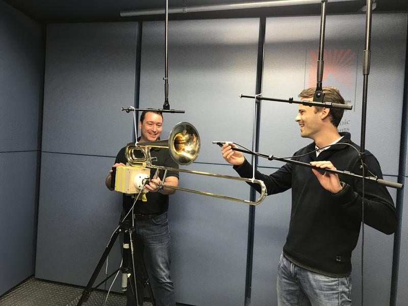 Empa-Forscher Armin Zemp (links) und Gwenael Hannema analysieren den Klang der Replikate und der historischen Originale in einem speziellen reflexionsarmen Labor.