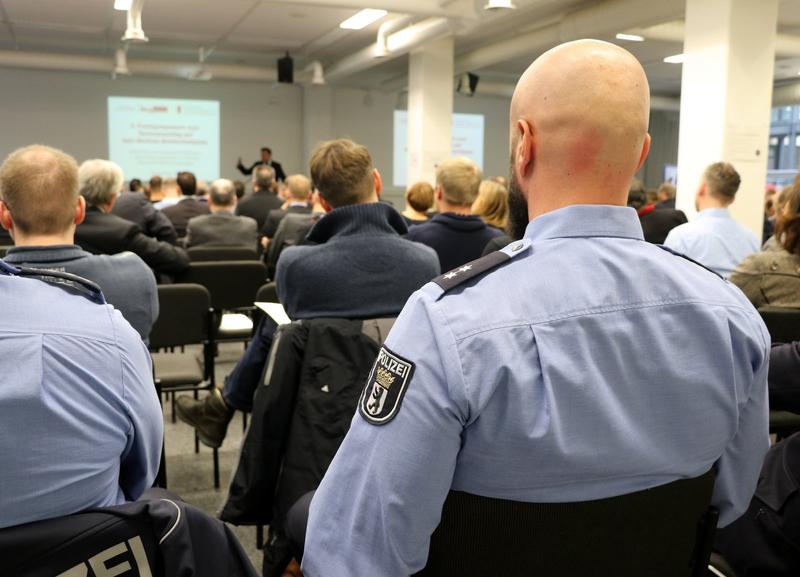 Vertreter/innen von Sicherheitsbehörden, aus Politik und Wissenschaft sprachen auf dem 3. Fachsymposium an der HWR Berlin über Sicherheit auf Großveranstaltungen