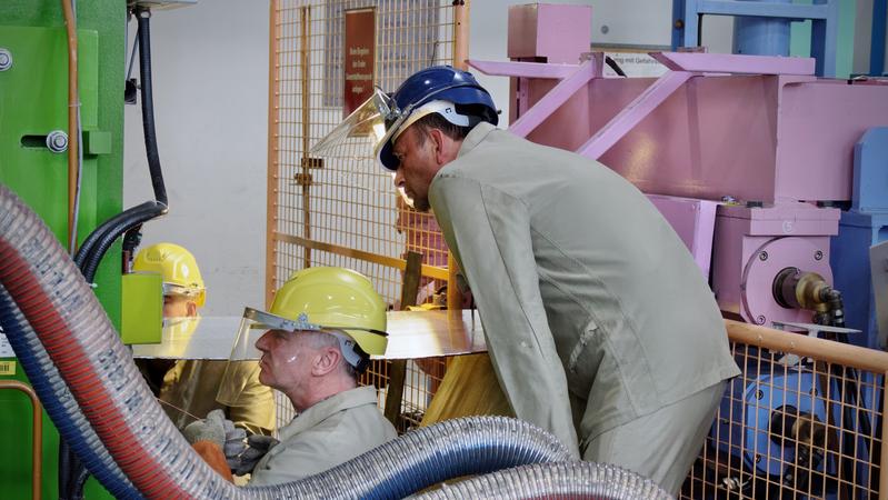 Unter der Aufsicht des erfahrenen Maschinenmeisters Jürgen Ljunggren, werden Bänder unter stabilen Prozessbedingungen hergestellt.