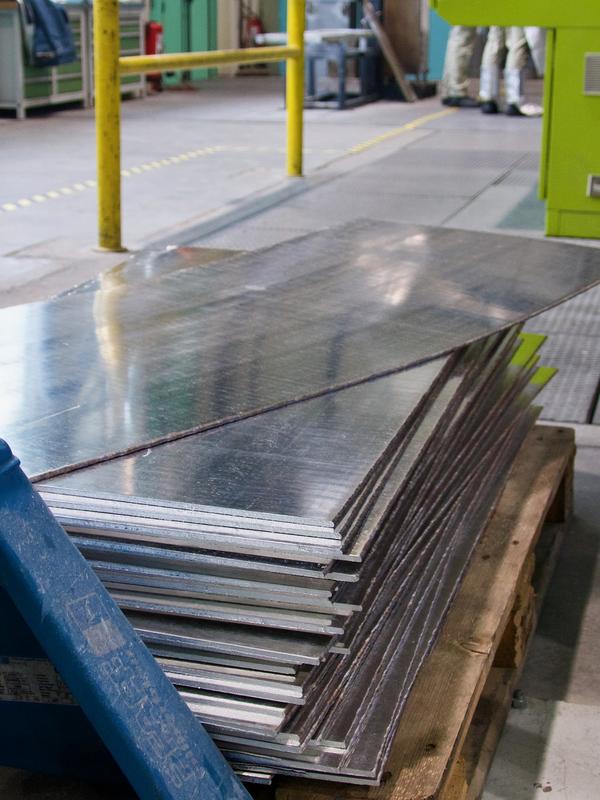 The first batch of WZ73 high-strength magnesium alloy sheets produced under varied process parameters. 