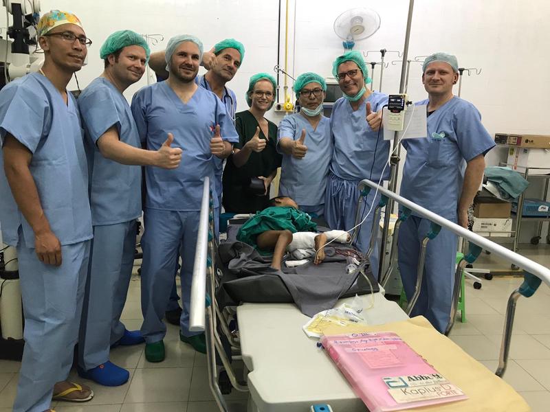 Regensburger Ärzteteam, das gemeinsam mit den Tumor-Orthopäden aus Myanmar eine Borggreve-Plastik erfolgreich durchgeführt hat. 