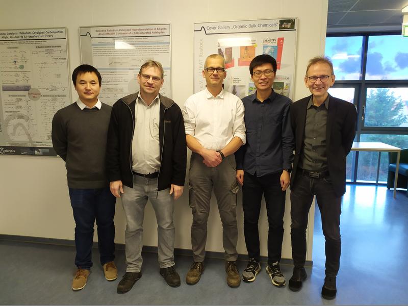 Forscherteam am LIKAT:  Dr. Jiawang Liu (l.), Dr. Helfried Neumann, Dr. Ralf Jackstell, Ji Yang und Prof. Matthias Beller
