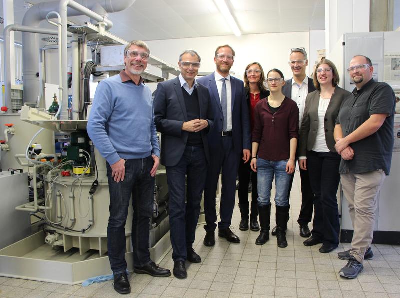 Das „GoForE“-Projektteam mit den Professoren Timo Sörgel (3. v. l.) und Arndt Borgmeier (3. v. r.) präsentiert Rektor Prof. Dr. Gerhard Schneider (2. v. l.) die neue Technikumsanlage.