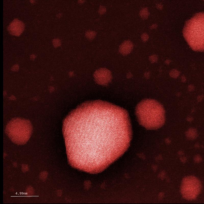 Nanogold: Das winzige Goldpartikel im Vordergrund erreicht etwa 10 Nanometer im Durch- messer.