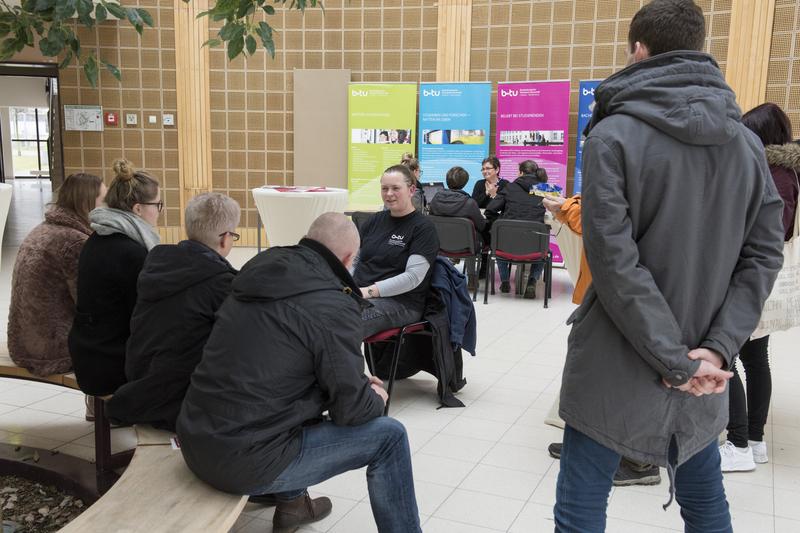 Studienberatung am Informationstag EINBLICKE.