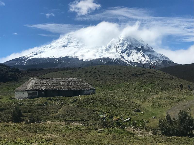 Das „Humboldt“-Haus in Archidona im Páramo Ecuadors, in dem der deutsche Naturforscher Alexander von Humboldt (1769 bis 1859) übernachtete, bevor er den Vulkan Antisana (im Hintergrund) bestieg. 