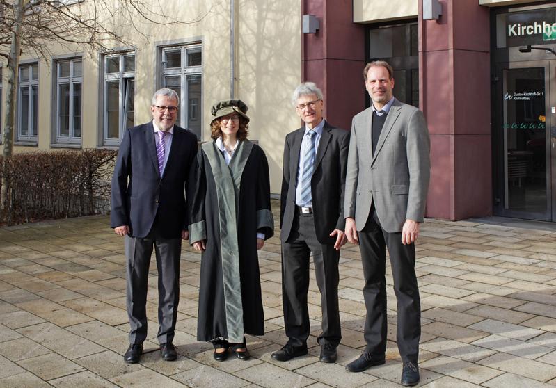 Dr.-Ing. Isabell Wirth mit den Gutachtern der Dissertation  (von li.)  Univ-Prof. Dr.-Ing. Frank Berger (TU Ilmenau), Prof. Dr.-Ing. Andreas Küchler (FHWS) und Dr.-Ing. Bernhard Heil (HSP)