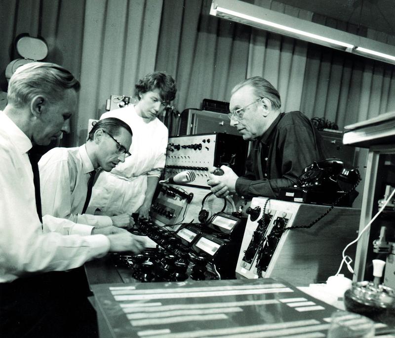 Josef Anton Riedl (2. v. l.) gemeinsam mit Carl Orff (rechts) im Siemens-Studio für elektronische Musik, undatiert