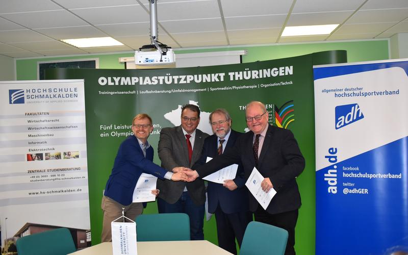 Dr. Christoph Fischer, Dr. Bernd Neudert, Rektor Prof. Dr. Elmar Heinemann und Dr. Ralf Schmidt-Röh (v.l.)