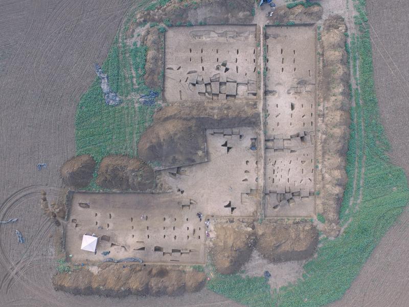 Luftbild der Ausgrabungsfläche einer frühneolithischen Siedlung bei Vráble in der Slowakei. 