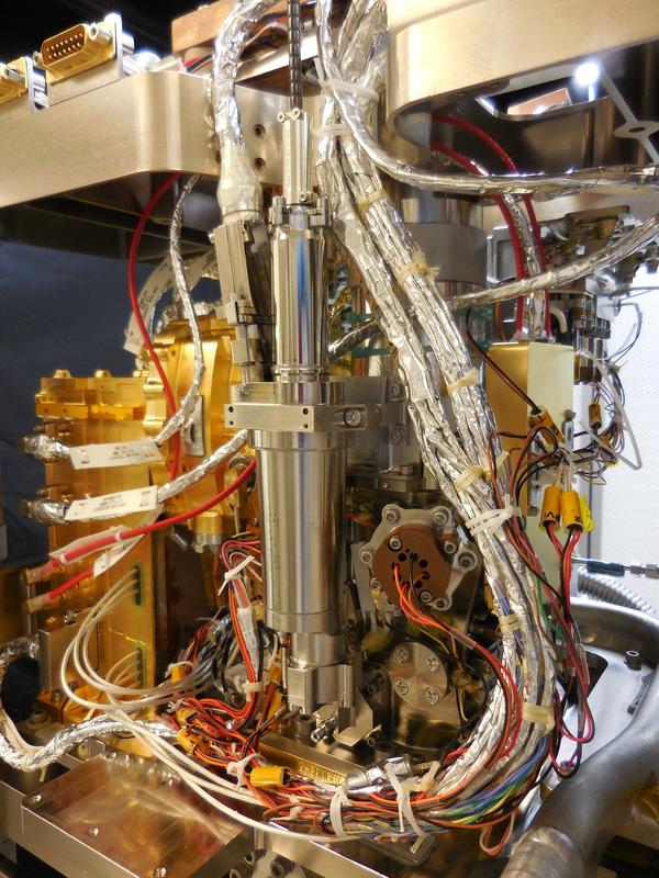 In Frankreich ein letztes Mal auf Erden angeschaltet: der MOMA-Laser integriert in das Flugmodell des Mas-senspektrometers im NASA Goddard Space Flight Center.