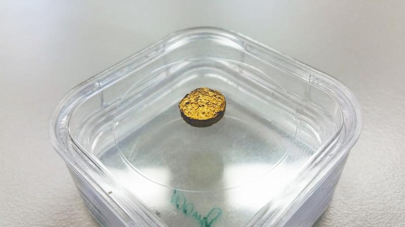 Sieht aus wie solides Gold: 18-Karat-Gold mit Plastikmatrix