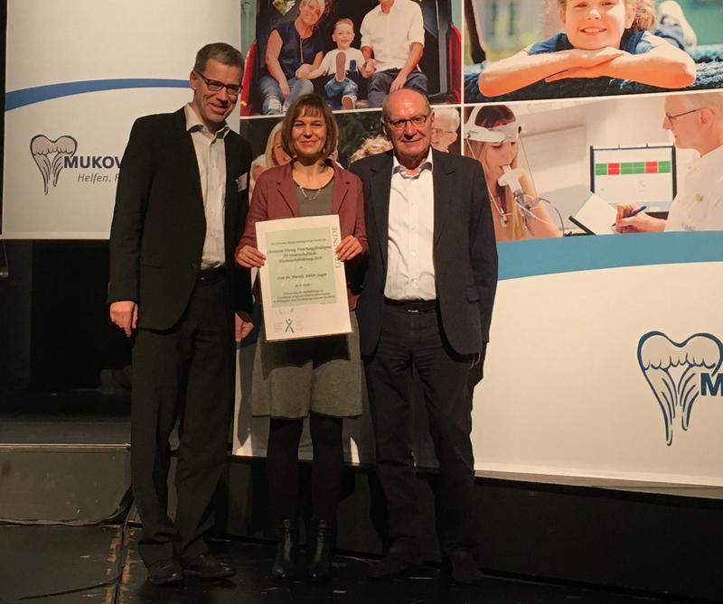 Dr. Mareike Müller bei der Preisverleihung mit Dr. Rolf Hacker (rechts) und Stephan Kruip.