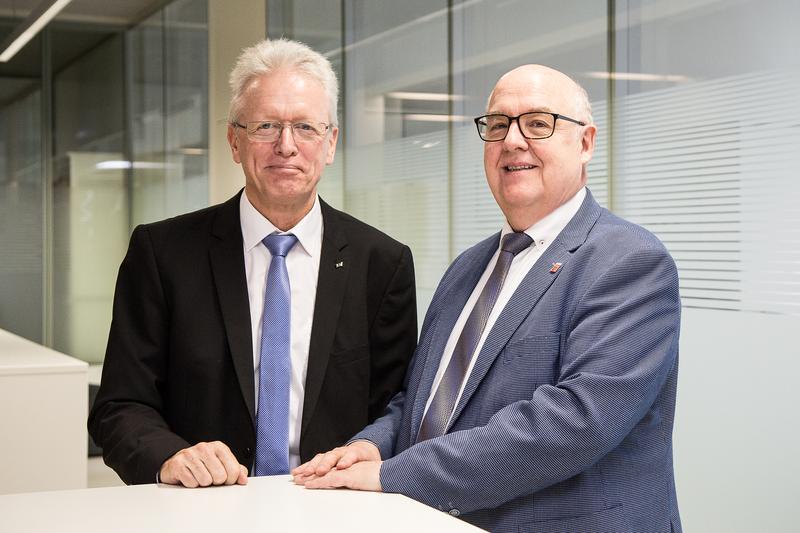 Prof. Dr. Ralph Stengler (rechts), neuer HAWtech-Sprecher und Präsident der Hochschule Darmstadt, neben seinem Vorgänger, Prof. Dr. Roland Stenzel, Rektor der HTW Dresden.