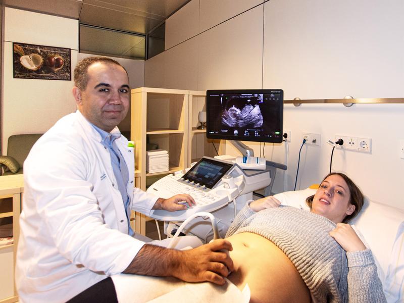 PD Dr. med. Cahit Birdir, Leitender Oberarzt für Geburtshilfe und Pränataldiagnostik, betreut eine der ersten Schwangeren innerhalb des neuen Gesundheitspfads.