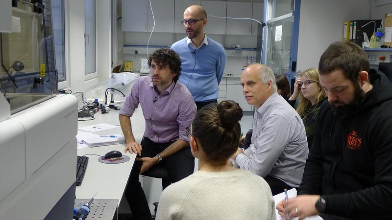 Bei einer Schulung lässt sich Prof. Bernd Bufe (Mitte) die verschiedenen Möglichkeiten zeigen, die das neue Floureszenzmikroskop bietet