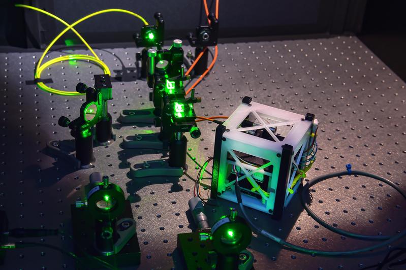 Prototyp einer Einzelphotonenquelle in zweidimensionalem Bornitrid für Quantenkommunikations-Anwendungen unter Weltraum-Bedingungen.  