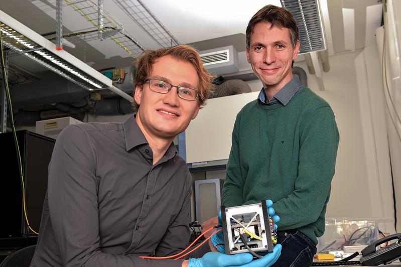 Dr. Tobias Vogl (links) und Dr. Falk Eilenberger von der Forschungsgruppe "FastPhoton" am Abbe Center of Photonics der Friedrich-Schiller-Universität Jena.