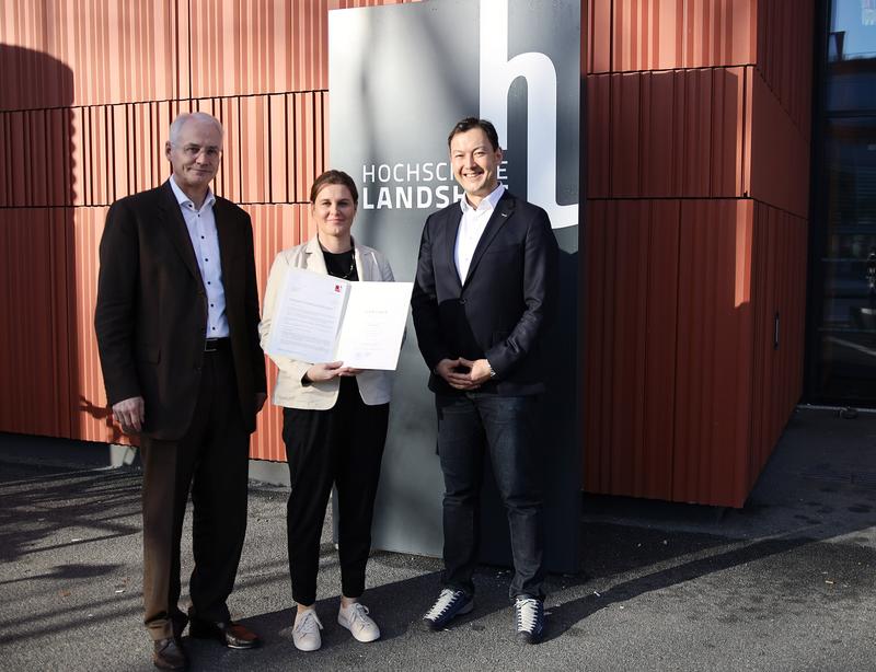 Hochschulpräsident Prof. Dr. Karl Stoffel (links) und Konstantin Ziegler, Dekan der Fakultät Interdisziplinäre Studien (rechts), überreichten Prof. Anne Wiedermann ihre Ernennungsurkunde.