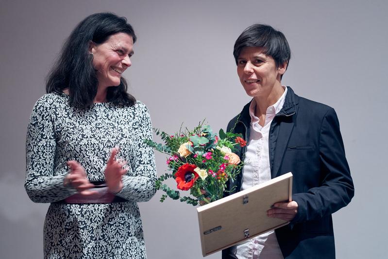 BTU-Professorin Heike Radvan (re.) bei der Preisverleihung mit der Rektorin der Alice Salomon Hochschule Bettina Völter