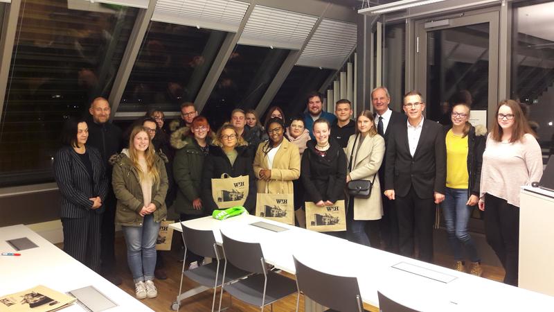 Dr. Roland Hanke sowie WLH-Vizepräsident Forschung, Prof. Jürgen Zerth, mit Schülerinnen und Schülern sowie Verantwortlichen der Berufsfachschule für Krankenpflege der Klinik Neuendettelsau, DIAKONEO