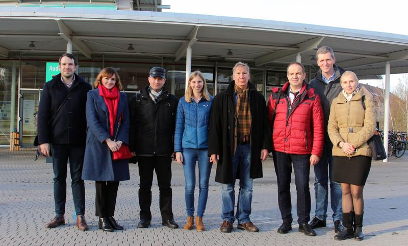 Die Delegation aus Lwiw mit dem Team des Fortbildungszentrums Hochschullehre vor dem Audimax der Universität Bayreuth.