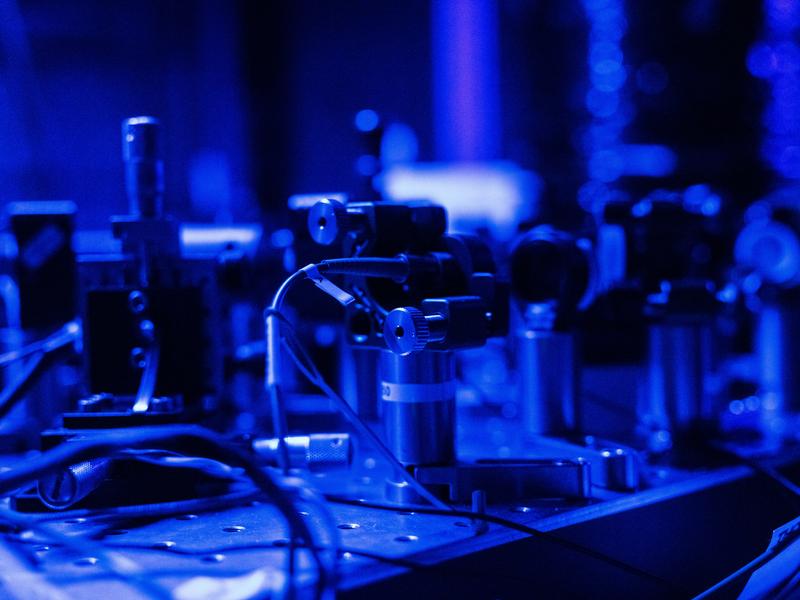Forscher/innen der Österreichischen Akademie der Wissenschaften und der Universität Wien schickten quantenverschlüsselte Lichtteilchen durch ein Unterseekabel.