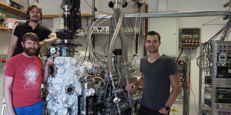 Anton Tamtögl (bottom left) with research colleagues at the Institute for Experimental Physics at Graz University of Technology. 