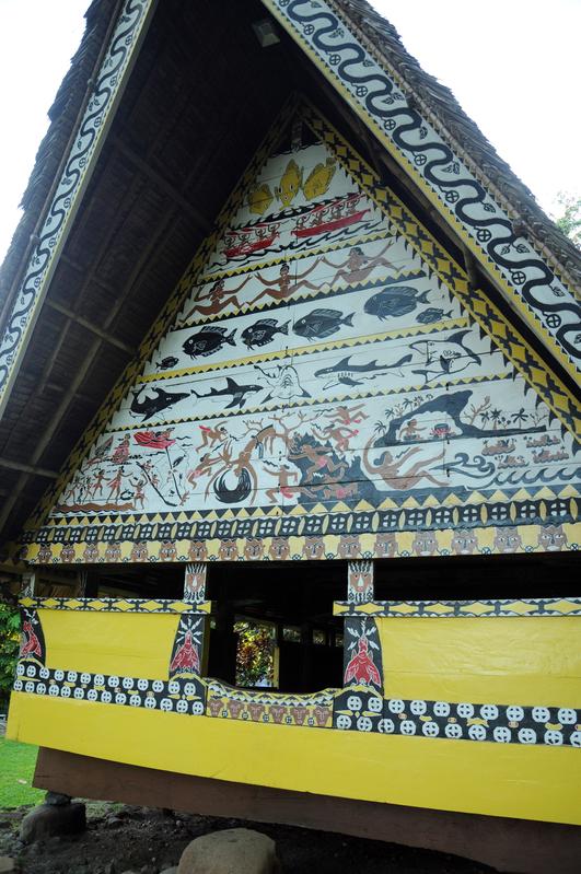 Die Fassade eines traditionellen Langhauses in Palau zeigt die Verbundenheit der Einheimischen mit dem Meer 