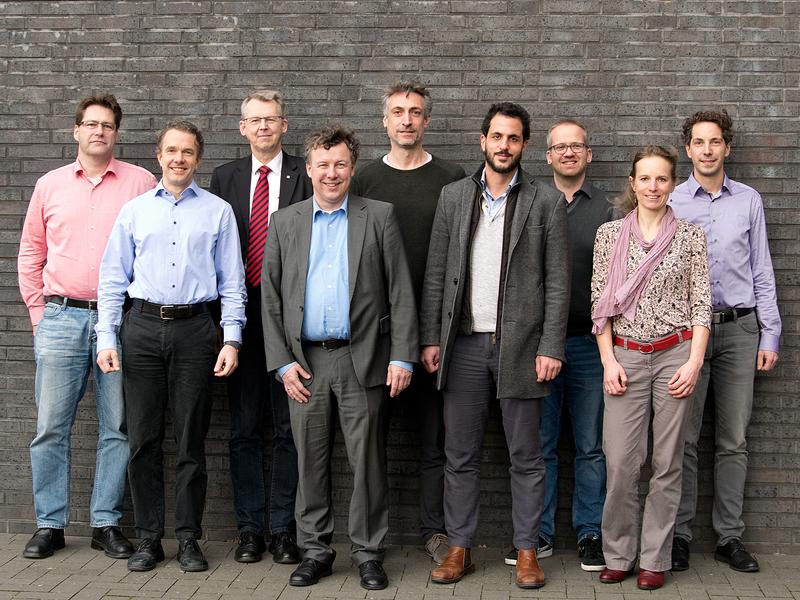 Thomas Seefeld, Lutz Mädler, Frank Vollertsen, Rolf Drechsler, Lucio Colombi Ciacchi, Kurosch Rezwan, Nils Ellendt, Hanna Lührs und Matthias Steinbacher (von links) forschen bald mit Hightech.