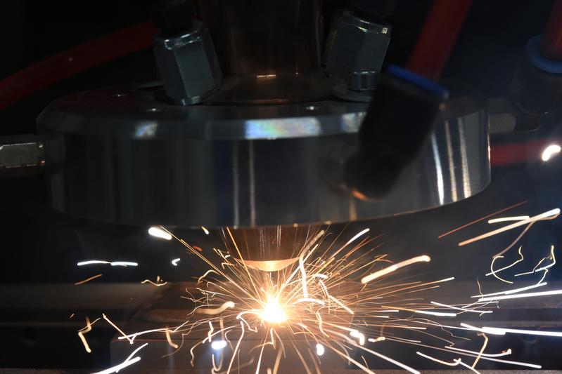 High-tech at the University of Bremen: With laser metal deposition, metal parts and structures are produced by 3D printing.