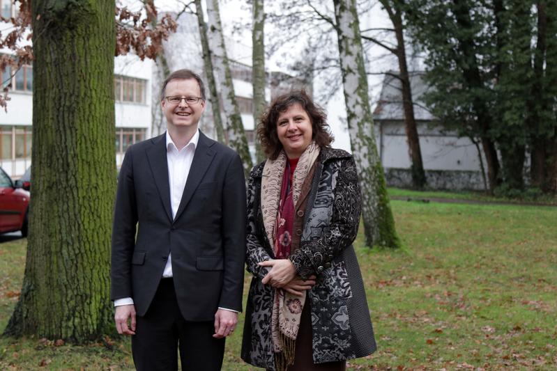 Holger Hoff and Zsuzsanna Izsvák arbeiten auf dem Campus in Berlin-Buch.