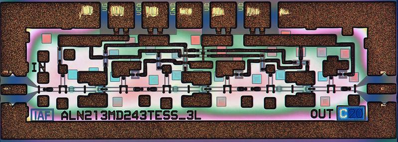 Amplifier circuit with MOSHEMT transistors at 243 GHz