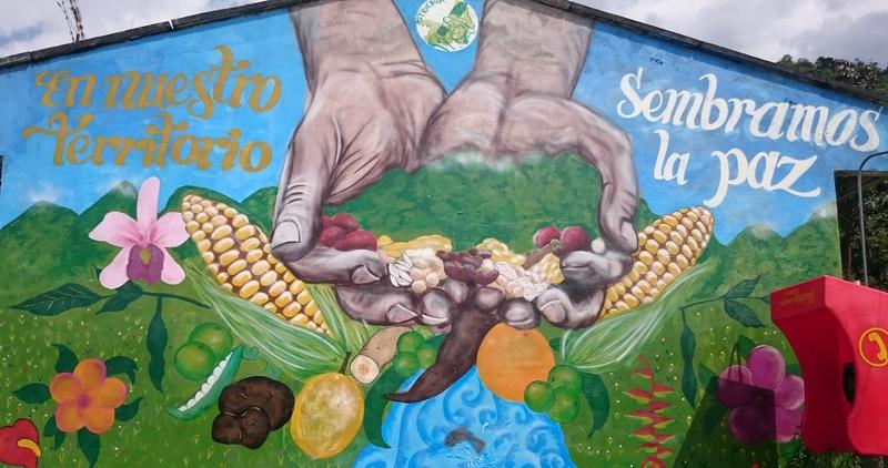 „In unserem Territorium sähen wir den Frieden“ - dieser Text steht auf Spanisch auf einem Wandbild in einer indigenen Gemeinde im Süden Kolumbiens.