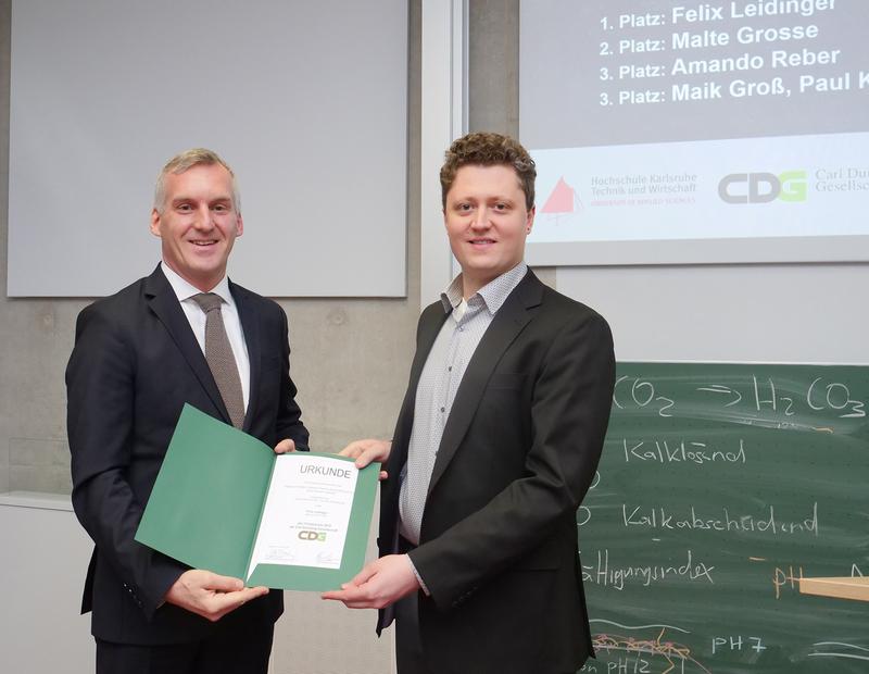 Dr. Jürgen Ratzinger (l.), stellvetrentender Vorstandsvorsitzender der CDG, übergibt den 1. Preis an Felix Leidinger 