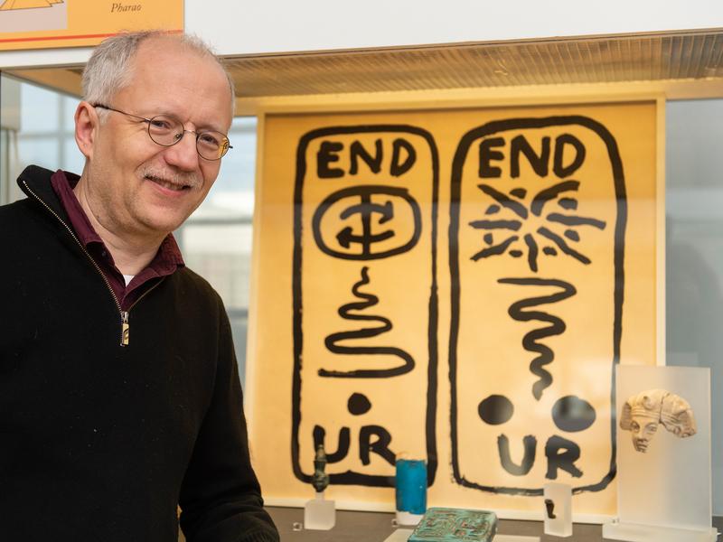 Prof. Dr. Ludwig D. Morenz vor der Vitrine „Königtum“ im Ägyptischen Museum der Universität Bonn. 