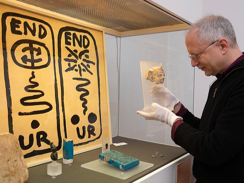 Prof. Dr. Ludwig D. Morenz vor der Vitrine „Königtum“ im Ägyptischen Museum der Universität Bonn. 