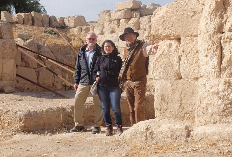 Prof. Dr. Gerhard Zimmer (links) und Prof. Dr. Thomas Weber gemeinsam mit einer französischen Kollegin bei Voruntersuchungen im jordanischen Gerasa.