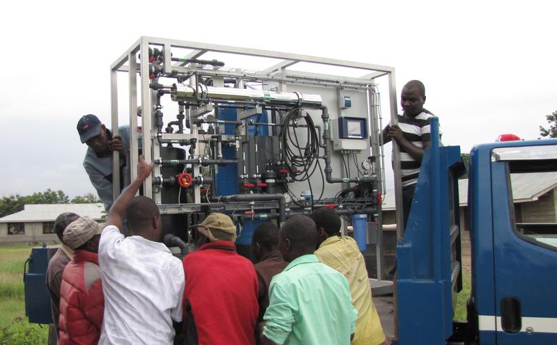 In der Dorfgemeinschaft Boman´gombe in Tansania wird die Pilotanlage zum Aufbereiten von Grundwasser angeliefert und aufgebaut.