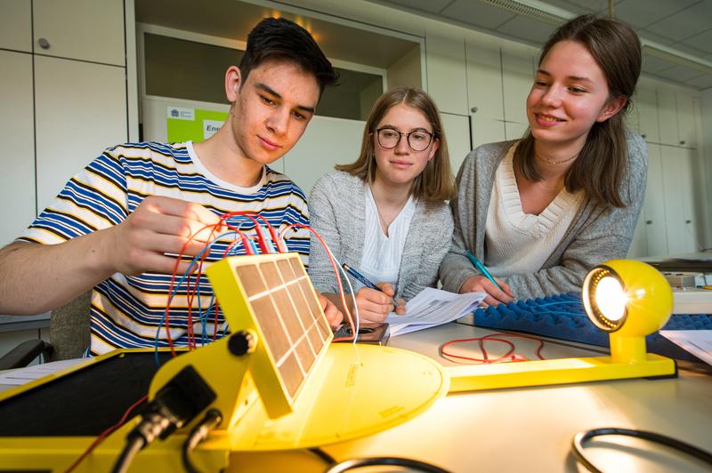 Auch Experimente zur Solartechnik stehen auf dem Programm des Schülerbetriebspraktikums an der Universität des Saarlandes. 