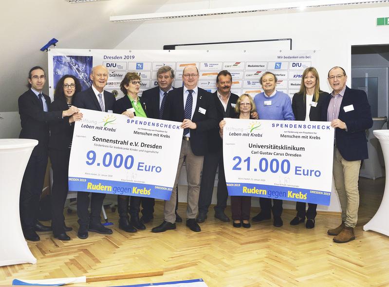 Im Beisein der Klinikumsvorstände Katrin Erk (2.v.r.) und Prof. Michael Albrecht (5. v.r.) wurden die Spendenschecks an den Sonnenstahl e.V. (Antje Herrmann, 2.v.l.) und das Klinikum überreicht.