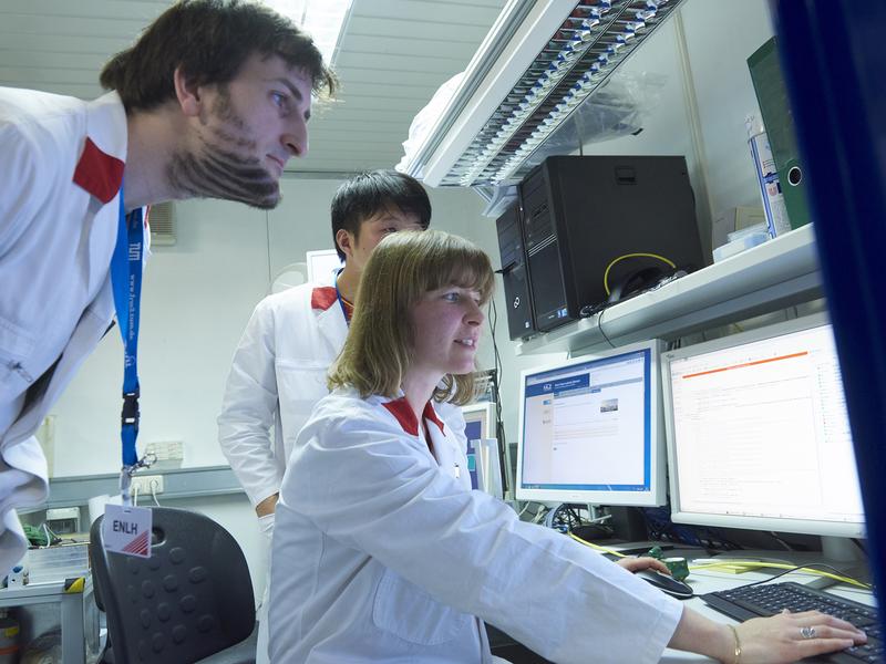 During measurement: (from left) Thomas Engler, Dr. Tzu-Ruei Yang and Dr. Malgorzata Makowska. 